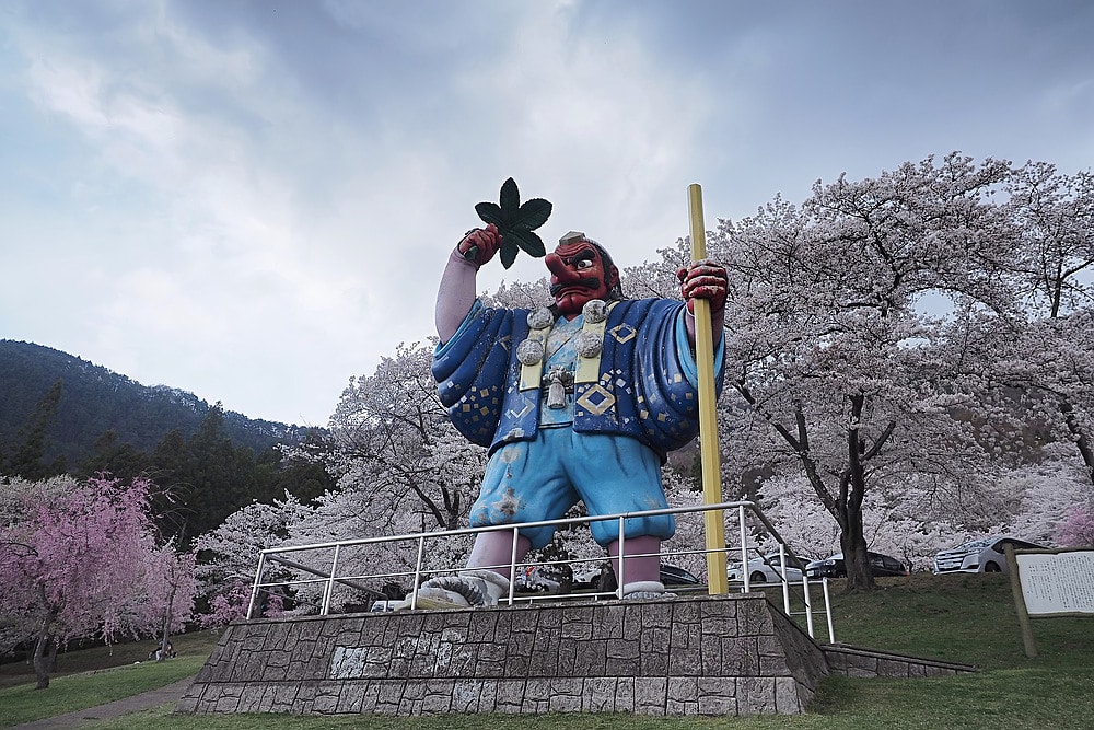 千曲市戸倉宿キティパークの桜と大きな天狗 薄紫の桜 ２０１８ へそまがり姫 あっちこっち