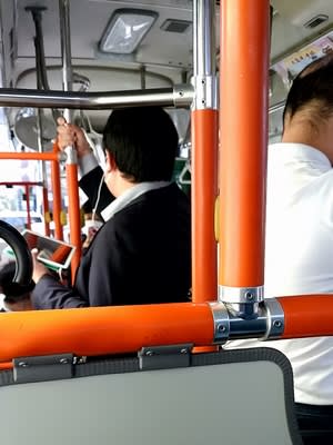 東京の小型バス車内