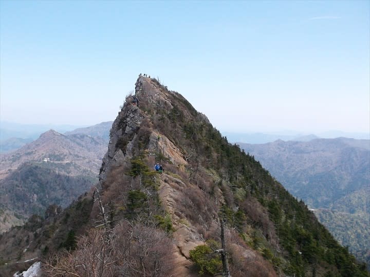 四国で最も高い山 石鎚山 ３ 弥山から最高峰の天狗岳へ 心が満ちる山歩き