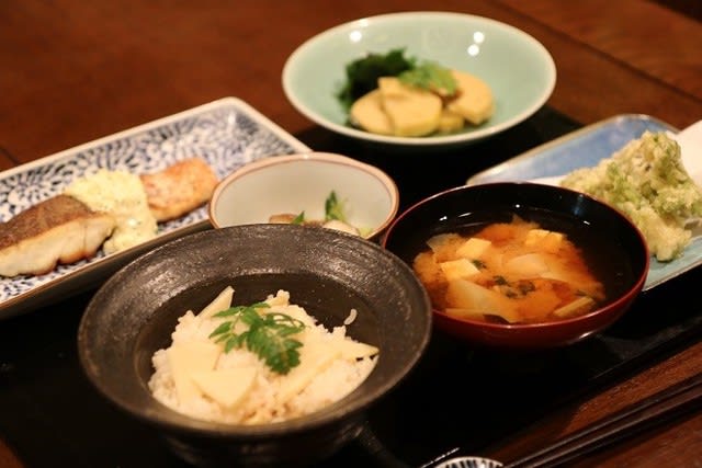 レシピ付き献立 たけのこご飯 鯛のの香りソース 若竹煮 山菜の天ぷら 生しいたけときゅうりの合い混ぜ お味噌汁 幸せは食卓から 心を込めてお料理