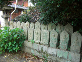 松月寺境内に集められた石仏