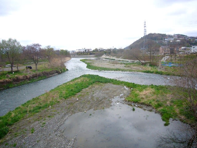 田川、奈良井川の二つの川が合流し奈良井川となる