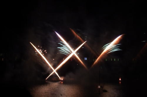 ２０１５年諏訪湖祭湖上花火大会で見た花火（10）　交差する花火