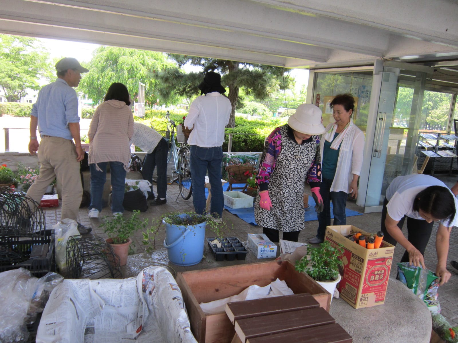 材料を整えながら準備開始。ワイヤーバスケットに自由な花材に植え込み開始