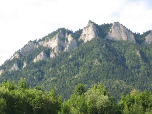 石灰石の山はこの公園のシンボル「三王冠」