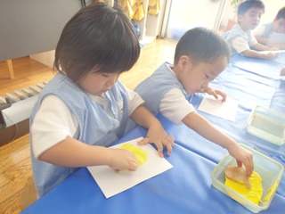 あお 3歳児 製作 お絵描き おおわだ保育園 子どもたちの様子 あお 3歳児 製作 お絵描き おおわだ保育園 子どもたちの様子