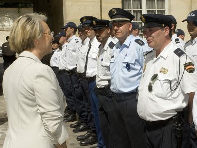仏国内を外国の警察官がパトロール t マオ猫日記 仏国内を外国の警察官がパトロール t マオ猫日記