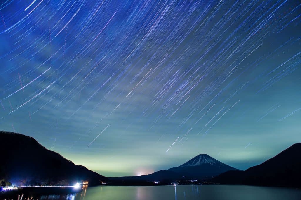 富士と冬の星空の写真