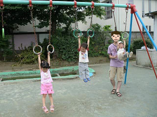 選挙へ行き 学校遊具で遊ぶ子供達 一姫二太郎の放牧日記