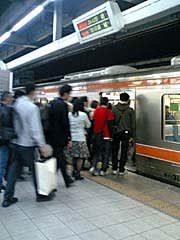 名古屋駅で新快速に乗り込む乗客の列