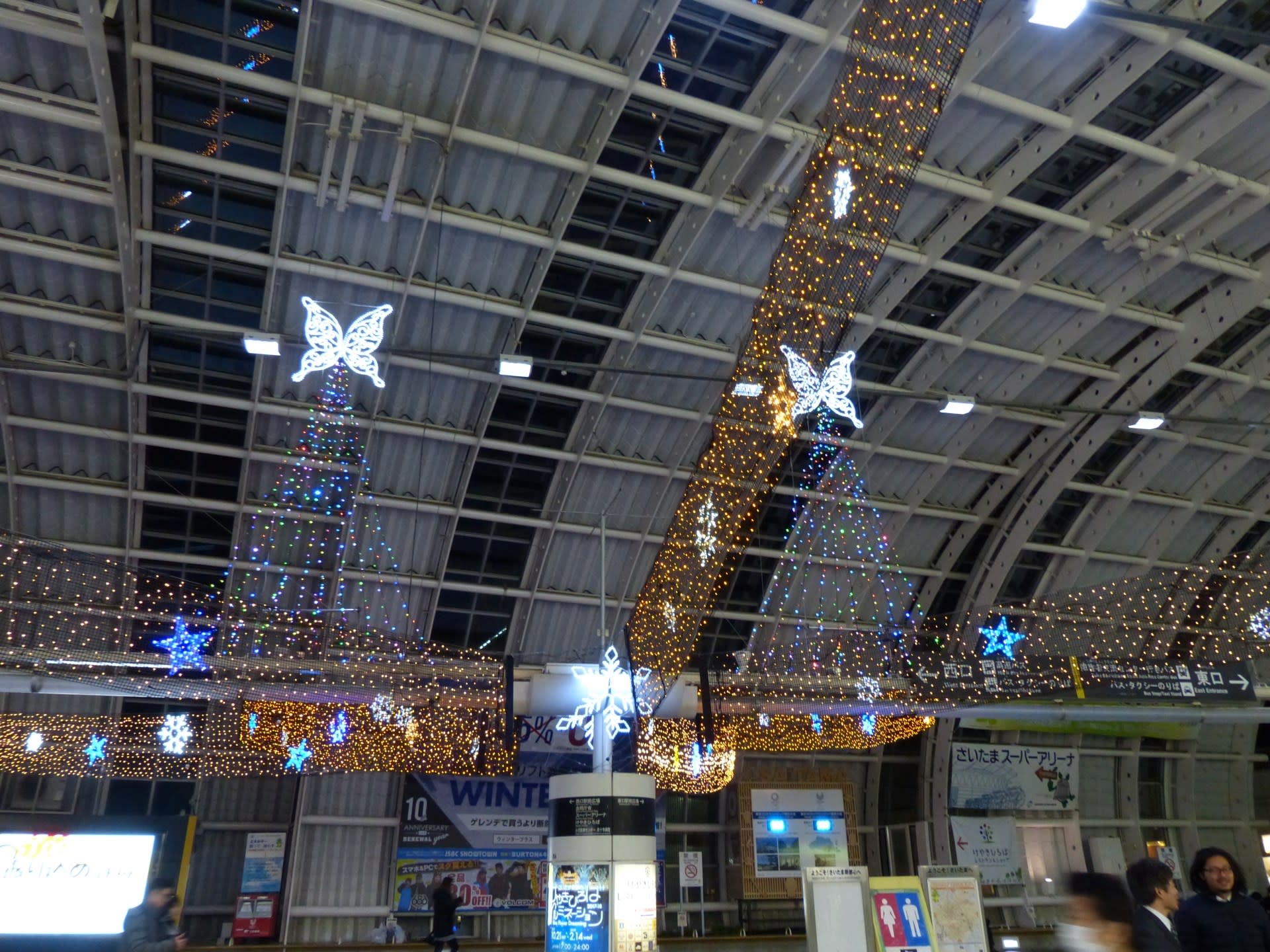 駅の改札付近で