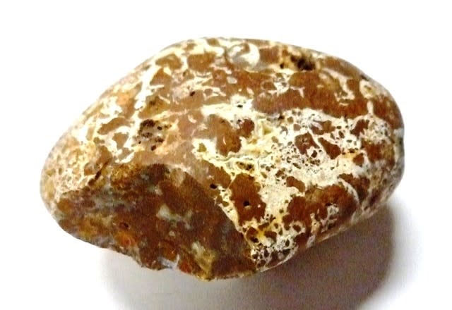 北海道花石産の 「イエロー瑪瑙の転石」 ～ 長径約６cm