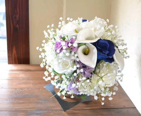 白バラと青バラとカラー かすみ草のクラッチブーケ 福岡 博多 ウエスト アッシュ の造花装飾 ギフトフラワー ブーケのご紹介