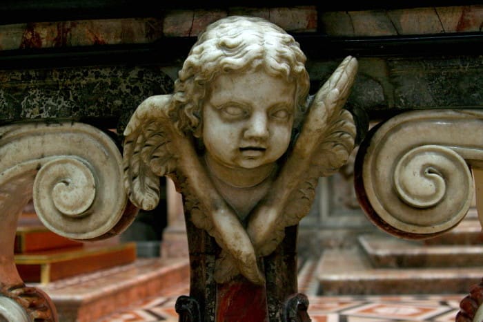 イタリア・ミラノ ドゥーモ内部の彫刻