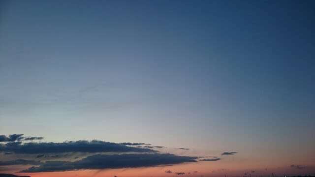 4月10日夕方の空 西の窓から見える空