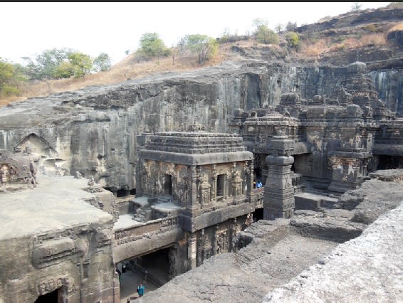 インド 果てしなき 情念 が生み出した奇跡 エローラ石窟寺院群の カイラーサナータ 孤帆の遠影碧空に尽き