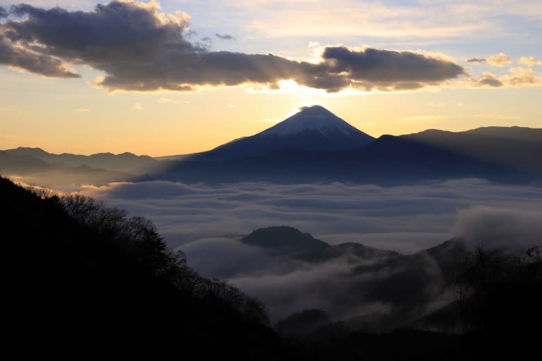 雲海のダイヤモンド富士 富士川町林道 令和1年12月18日 山梨百名山から見る風景