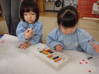 しろ 1歳児 お絵描き シール貼り おおわだ保育園 子どもたちの様子 しろ 1歳児 お絵描き シール貼り おおわだ保育園 子どもたちの様子