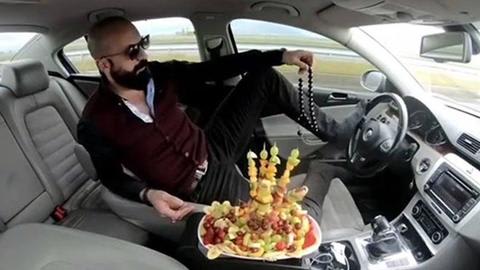 フルーツ食べながら 足で運転していた男が警察に捕まった トルコのトピックス