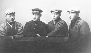 写真5:旧制中学時代の武雄（明治45年１月）左から二人目