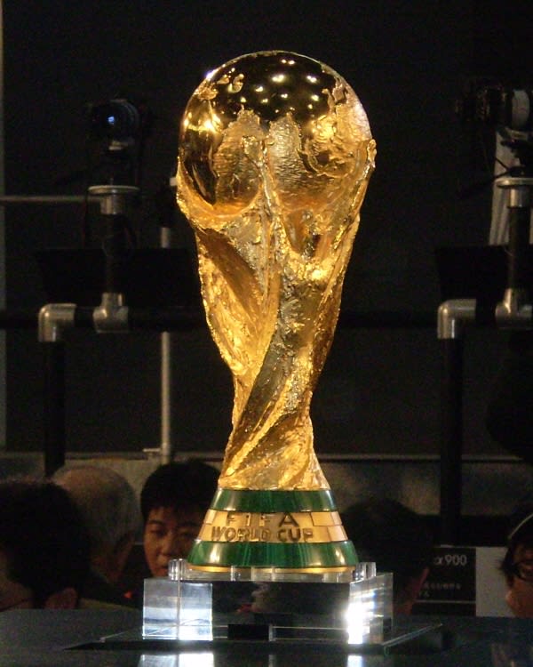 FIFA2010 ワールドカップ 優勝トロフィー - ITニュース、ほか何でもあり。by KGR