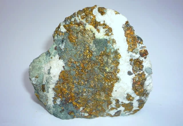 紀州鉱山産・入鹿鋪石（観賞用の銅鉱石～ 左右幅約10cm）
