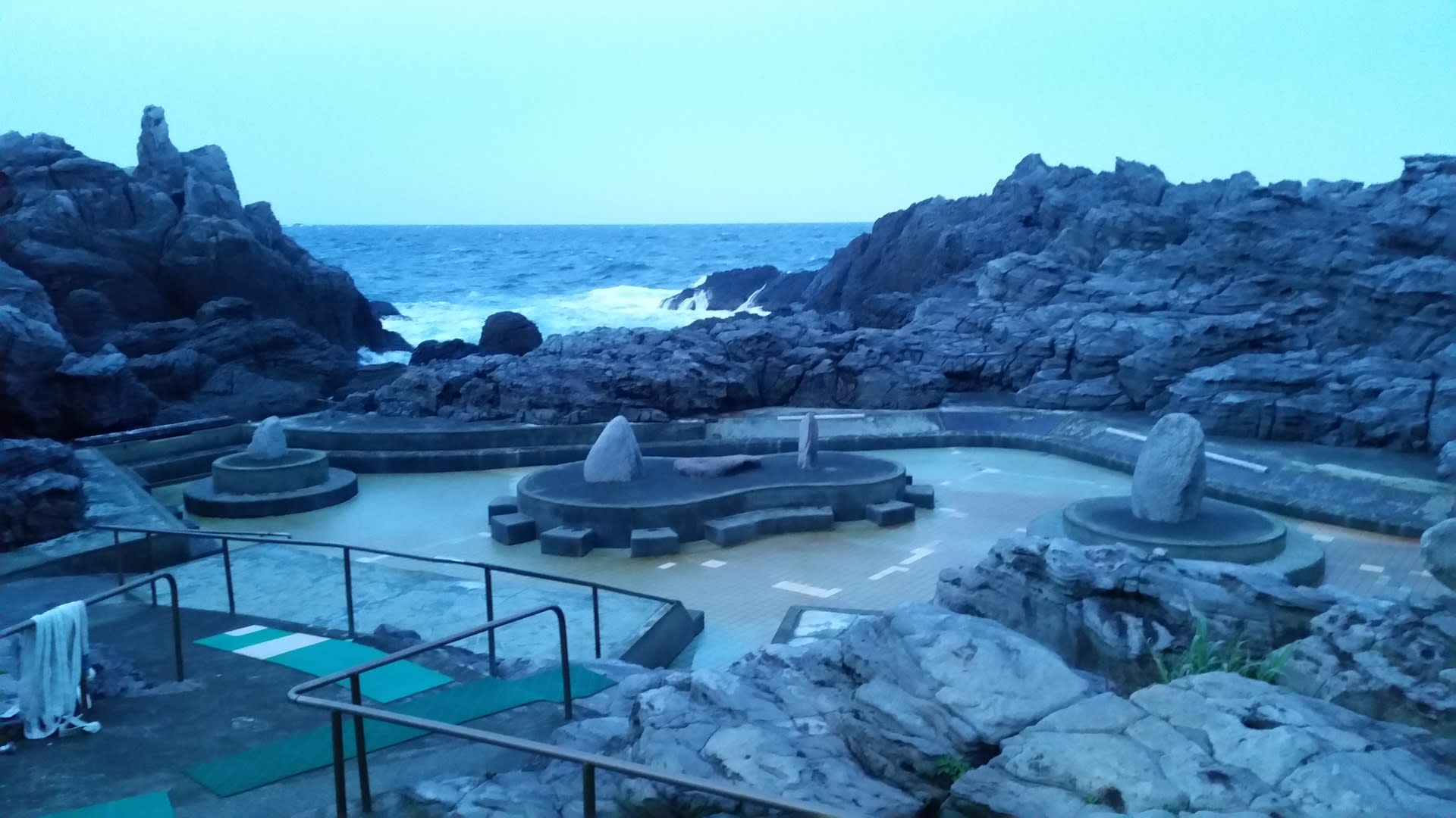 神津島温泉と朝焼けの恩馳島 晴れのち曇り時々どしゃ降り 神津島温泉と朝焼けの恩馳島 晴れのち曇り時々どしゃ降り