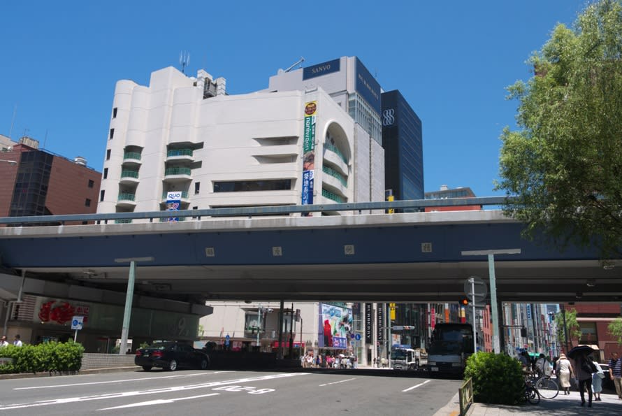 夏日の銀座：東京汐留パナソニックビル前からH＆M銀座店前（銀座七丁目）まで - 緑には、東京しかない