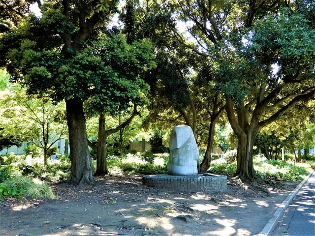 ２０１９・５・１０　横浜の野外彫刻　山下公園　ドナル・ホード　山本正道　加藤顕清　木村賢太郎。山下公園もバラにあふれる。