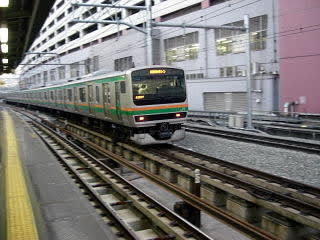 横須賀線ホームを発車する湘南新宿ライン