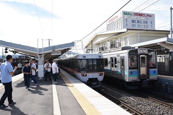 9月9日撮影 風っこ善知鳥号 と 諏訪しなの号 の並び 気ままに撮り鉄