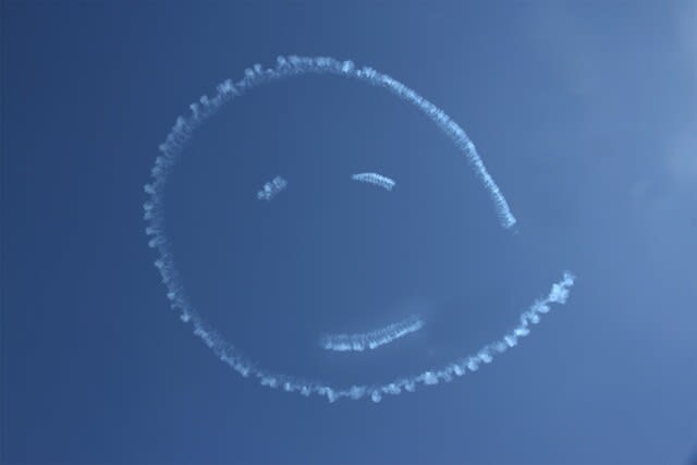 ちゃん マーク ニコ エアレースパイロット室屋義秀氏、東京都上空11か所にニコちゃんマークを描く「Fly for