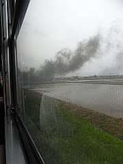 車窓からの田園風景＆SLの煙