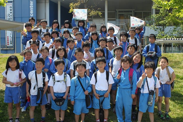 プレイバック全校遠足 集合写真 八川小ブログ本舗 青い空 見上げて進む 八川の子