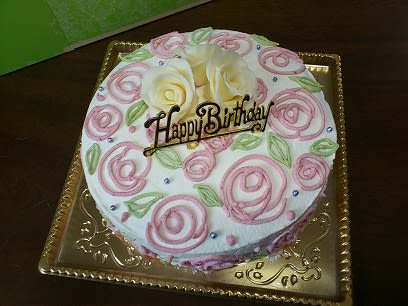バラ模様の生デコレーションケーキ 小さなキッチン