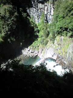 エメラルドグリーンの滝壺・美しい不動七重滝