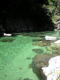 エメラルドグリーンの滝壺・美しい不動七重滝