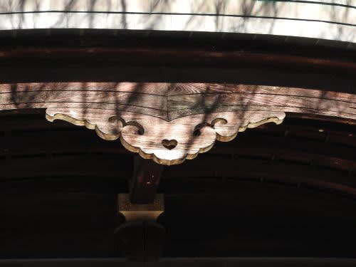 長野県護国神社斎館正面玄関　兎毛通（唐破風懸魚）