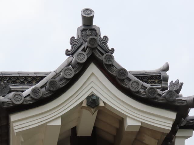 大阪城（おおさかじょう）　桜門（さくらもん）　控柱の屋根（ひかえばしらのやね）　梅鉢懸魚（うめばちげぎょ）