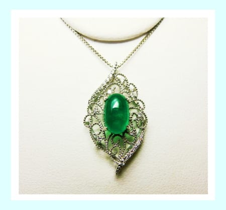 緑色の宝石・・・エメラルド？ ・・・2．000ctエメラルド カボションカットペンダント - 僅かな三日月の光でも輝く価値ある美しい希少宝石の