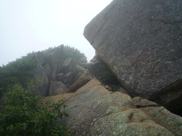 下山中に見た大岩