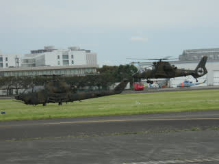 編隊飛行後着陸するAH-1SとOH-1