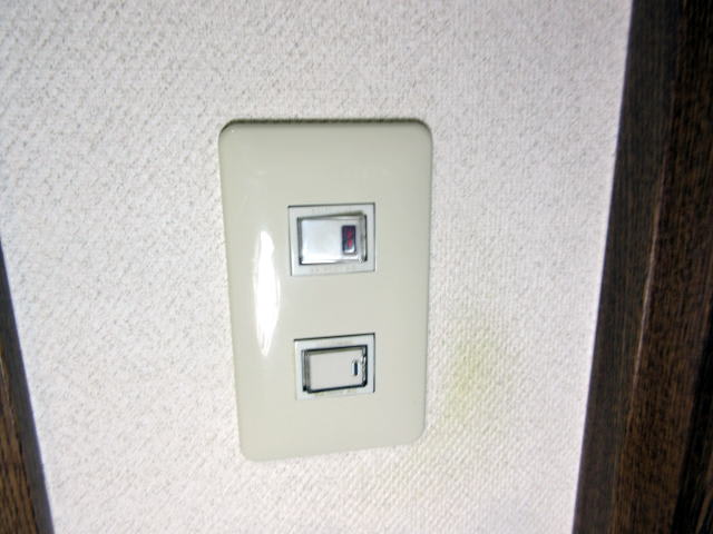 マンションのトイレの照明スイッチ故障で交換のご依頼です Wn5051pに 江戸川区小岩の大野電機です