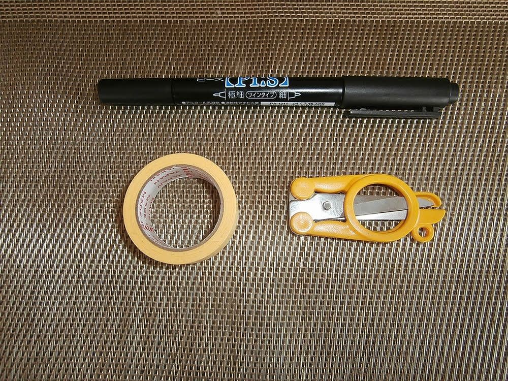 名前を書くテープとハサミ、マジックペン