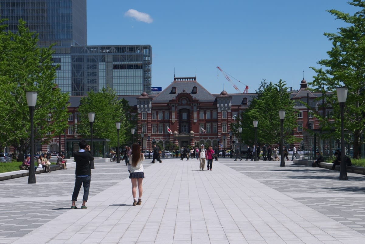 新緑の丸の内 行幸通りを歩いて 東京駅丸の内駅前広場まで 緑には 東京しかない