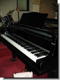 賛美に使用されているピアノ