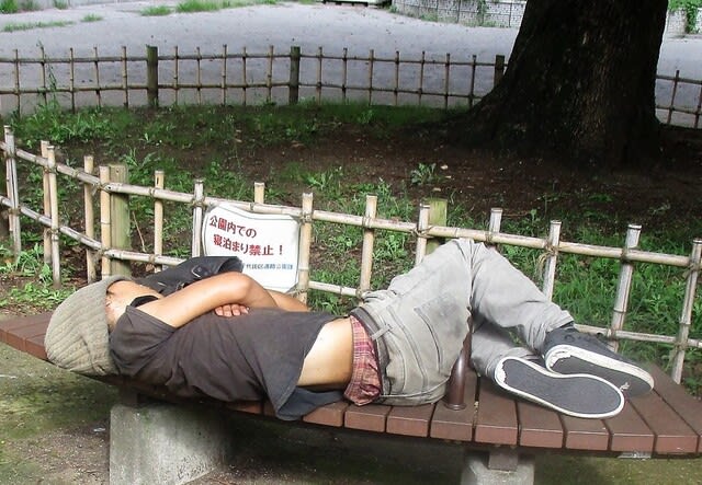 練成公園で寝る人 Funaの写真帳