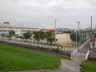 土手から見た小学校