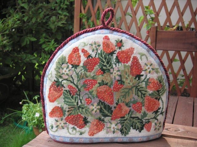 アンティーク 英国ニードルポイント刺繍 城下を飛ぶバード ウィンザー城に似た街 アンティーク 英国ニードルポイント刺繍 城下を飛ぶバード