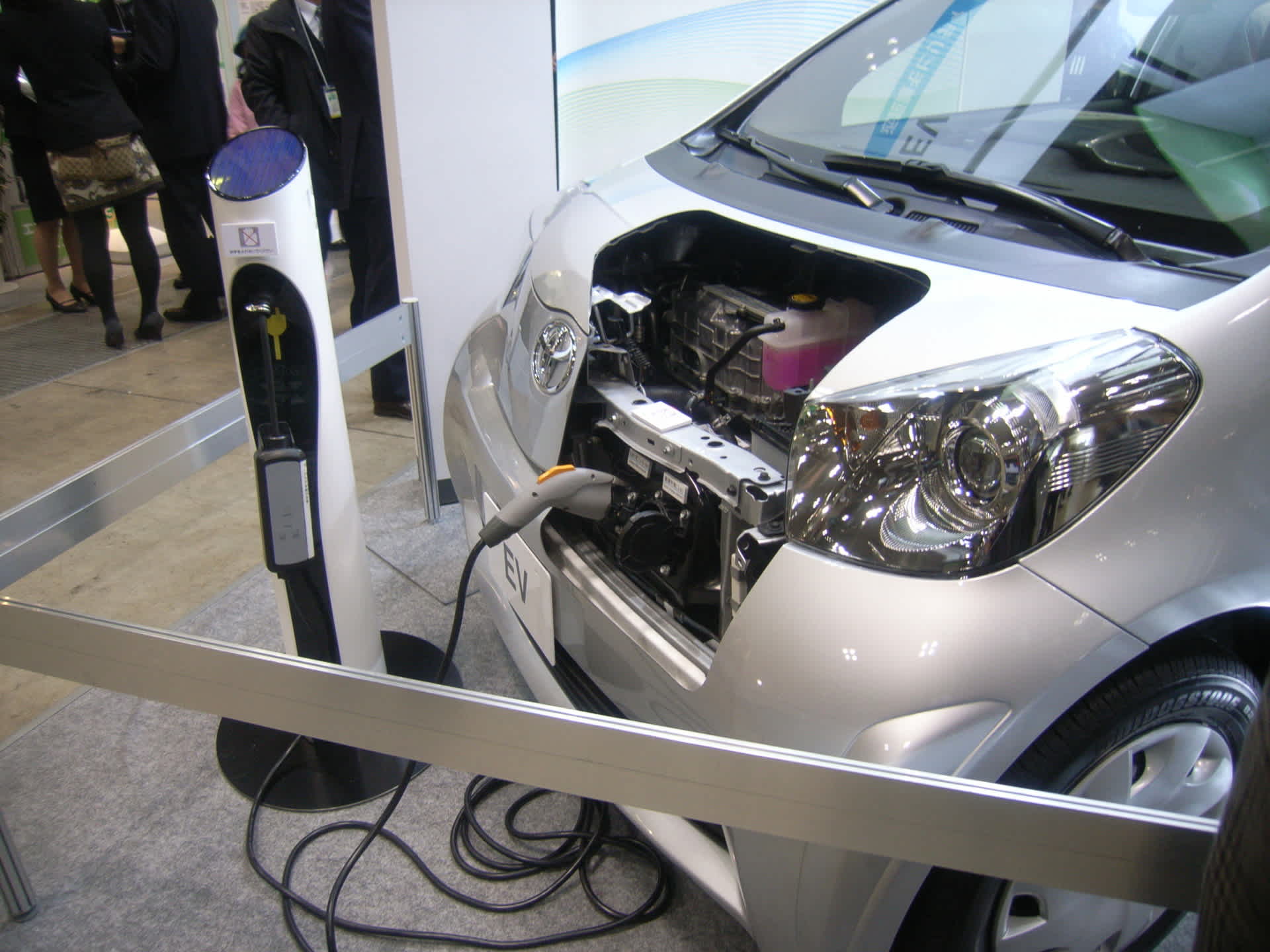 トヨタｉｑ ｅｖの充電口 Zevex 行動する自動車環境問題ｎｇｏ